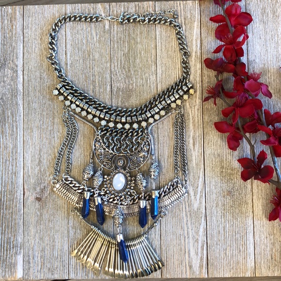 Accessories - Statement necklace